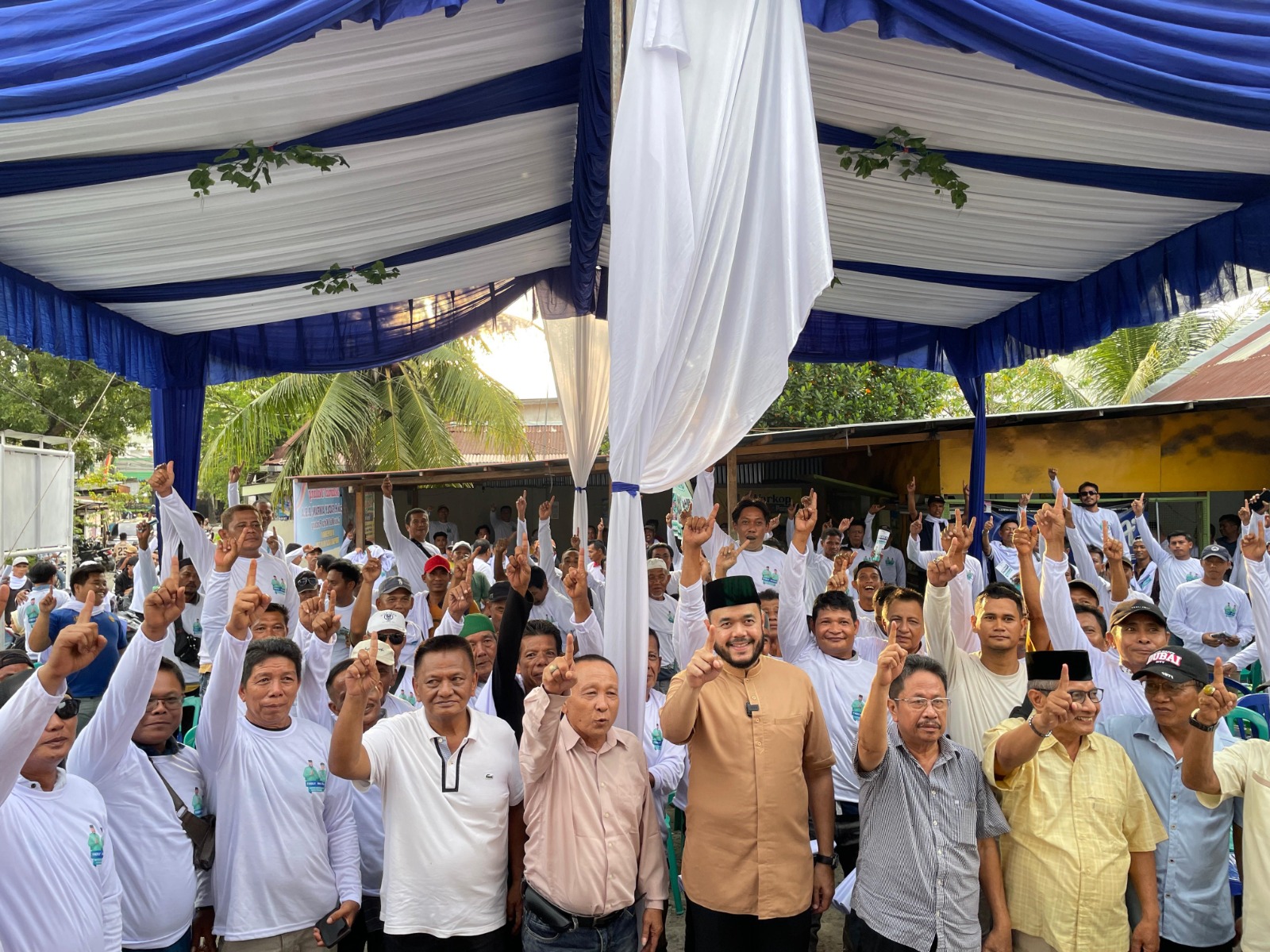 Calon Wali Kota Padang nomor urut 1, Fadly Amran bertemu dengan tenaga kerja bongkar muat di Teluk Bayur, Kamis (26/9).