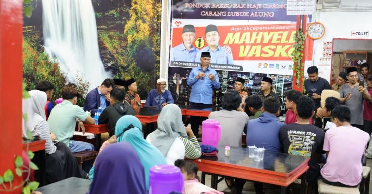 Mahyeldi makan bakso bersama warga di Pondok Bakso Pak Haji Darmon, Lubuk Alung, Kabupaten Padang Pariaman, Rabu (25/9/2024) malam.