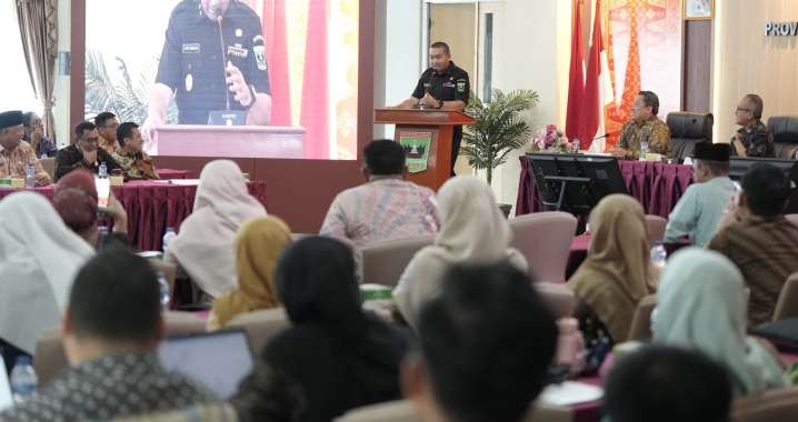 Plt Gubernur Sumbar Audy Joinaldy saat membuka Rakor Penanggulangan Kemiskinan dan Penghapusan Kemiskinan Ekstrem, Kamis (26/9/2024) di Aula Kantor Bappeda Sumbar.