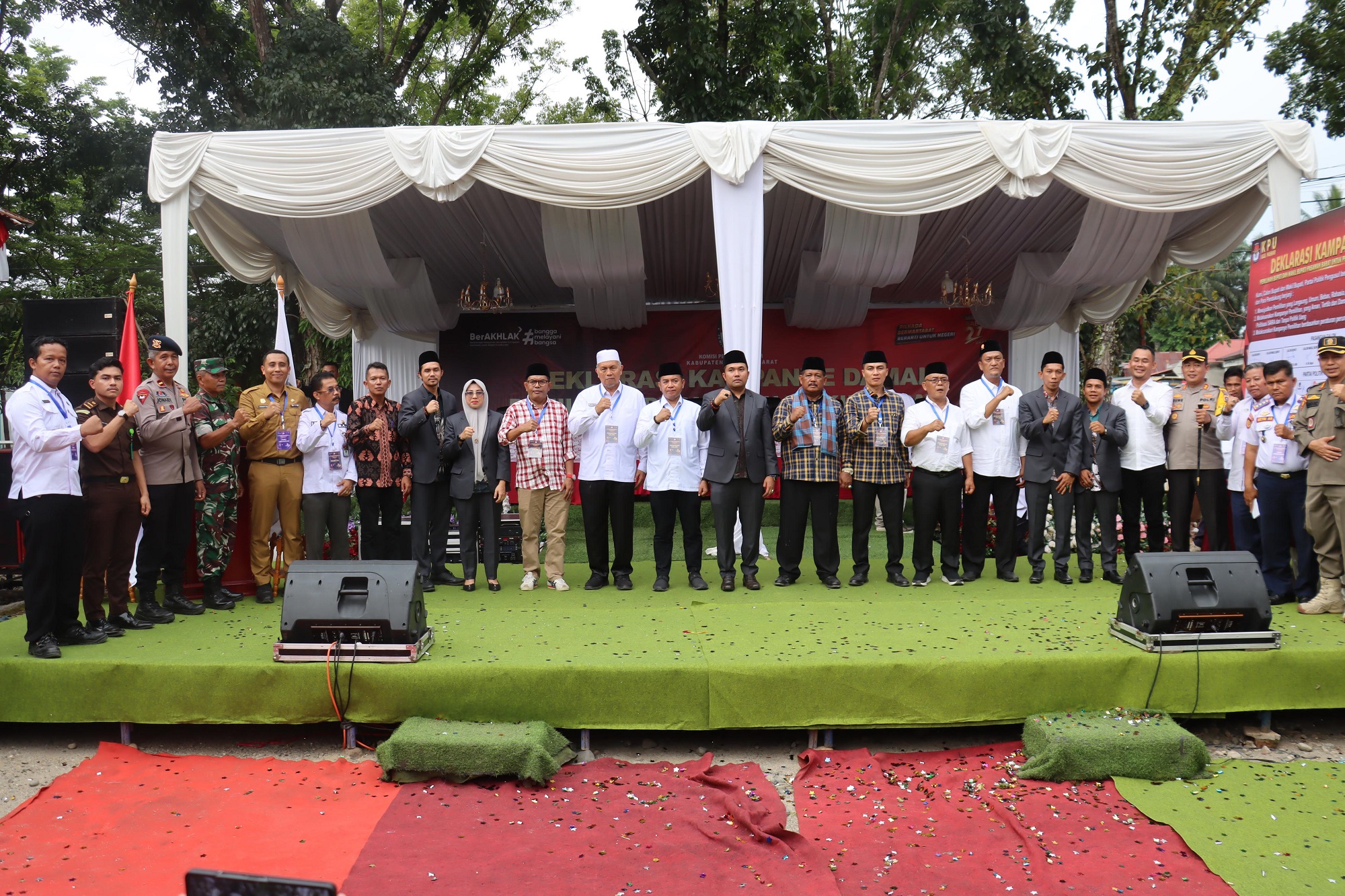 KOMITMEN: Kapolres Pasbar, memimpin pengamanan dalam acara Deklarasi Kampanye Damai Pemilihan Bupati dan Wakil Bupati Pasbar di halaman Kantor KPU Pasbar, Rabu (23/9). (ROY/PADEK)