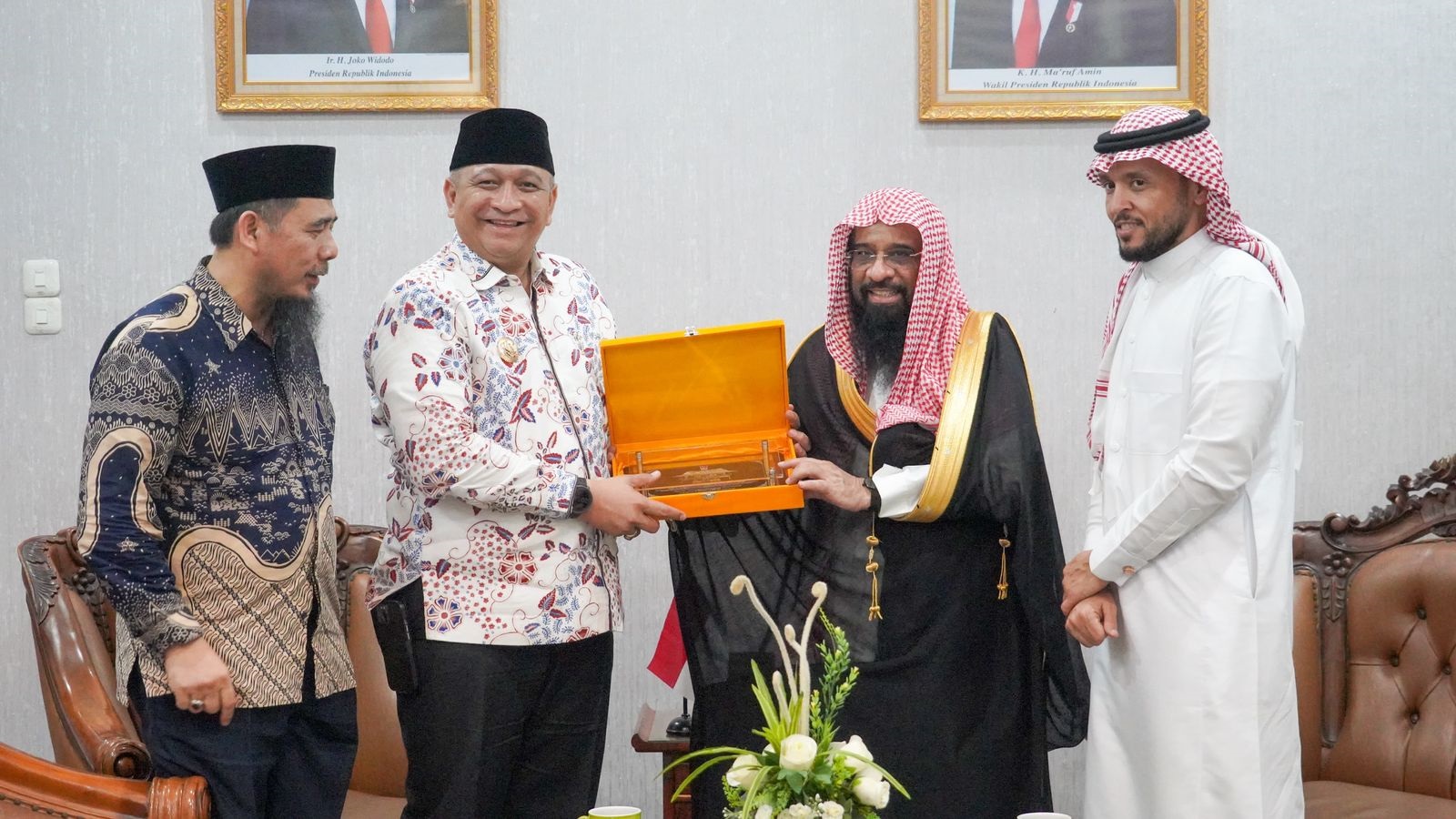Pj Wali Kota Padang Andree Algamar menyerahkan cenderamata Kepala Atase Agama Kedubes Arab Saudi Syaikh Ahmad Bin Isa Al Hazimi.