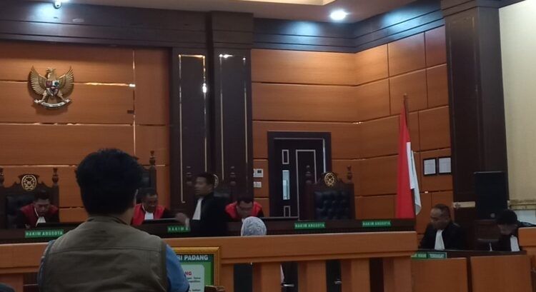 Oke//  DOKUMEN PRIBADI  PERSIDANGAN: Suasana sidang oknum ibu Bhayangkari di Pengadilan Negeri Kelas 1A Padang, Jumat (27/9).