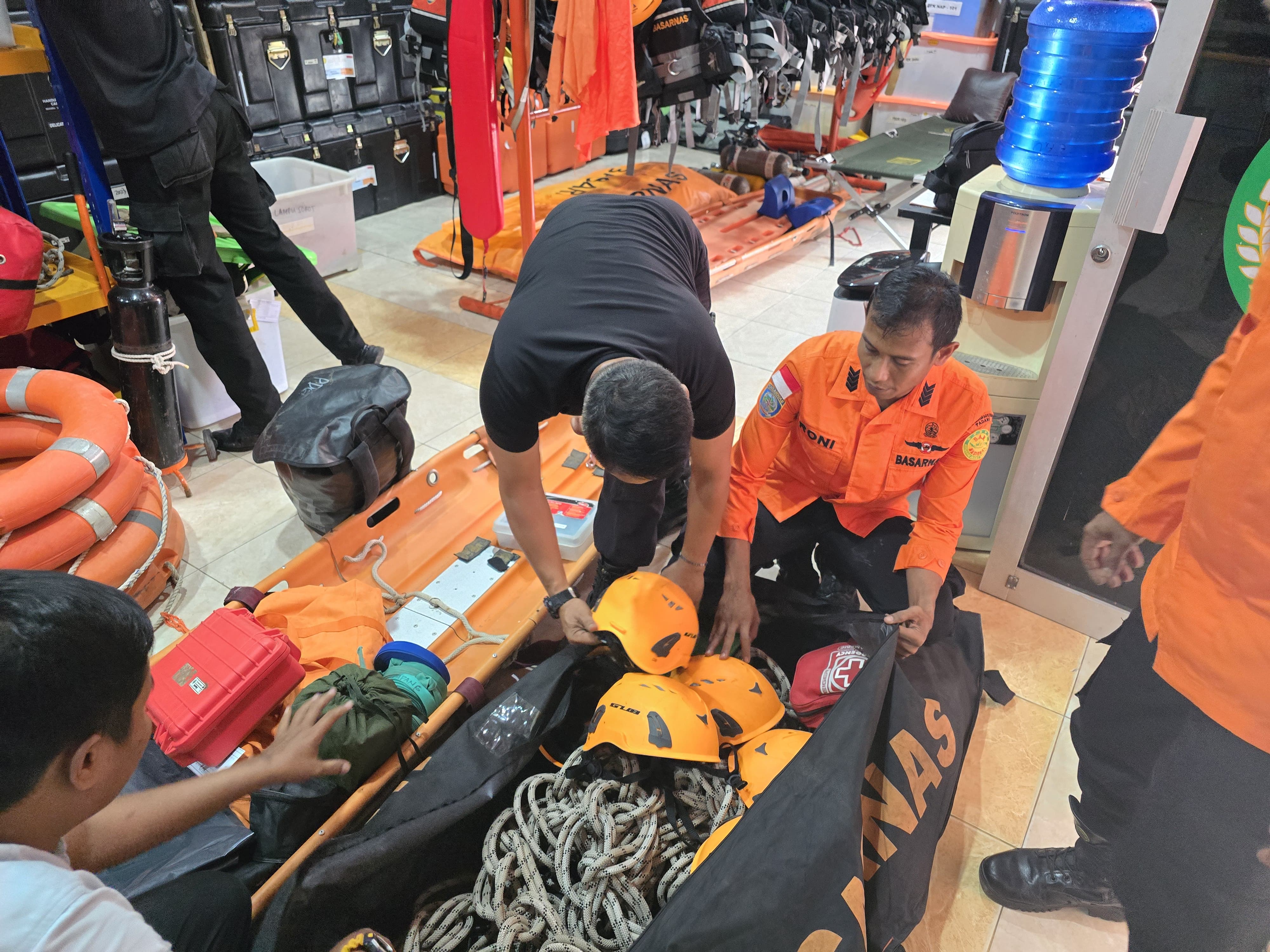 Personel Kantor SAR Padang membantu mengevakuasi korban tertimbun di tambang emas Sungai Abu.