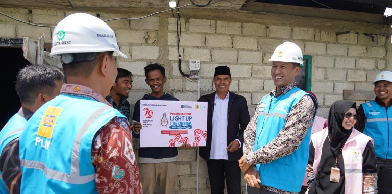 PLN UID Sumatera Barat bagikan kebahagiaan lewat Program Light Up The Dream (LUTD) di pedalaman Alahan Panjang, Kabupaten Solok, tepatnya di Nagari Aia Dingin, Lembah Gumanti.