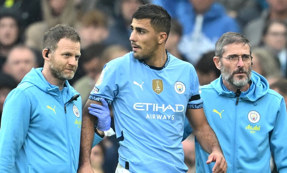 Gelandang Man City Rodri terpaksa keluar lapangan pada babak pertama pertandingan melawan Arsenal yang berakhir imbang 2-2.(Foto: Sky Sports)