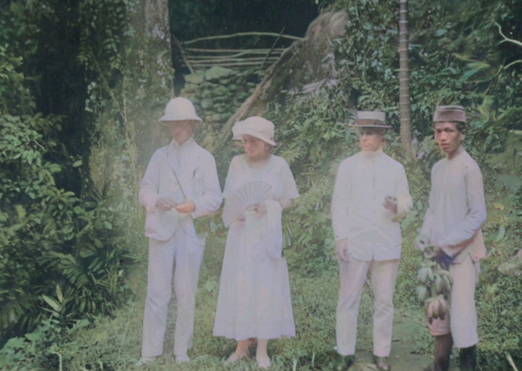 Wisatawan Eropa dan Urang Awak (kanan) di Gunung Padang sekitar tahun 1921 (Sumber: KITLV-Leiden University Libraries No. 117237)