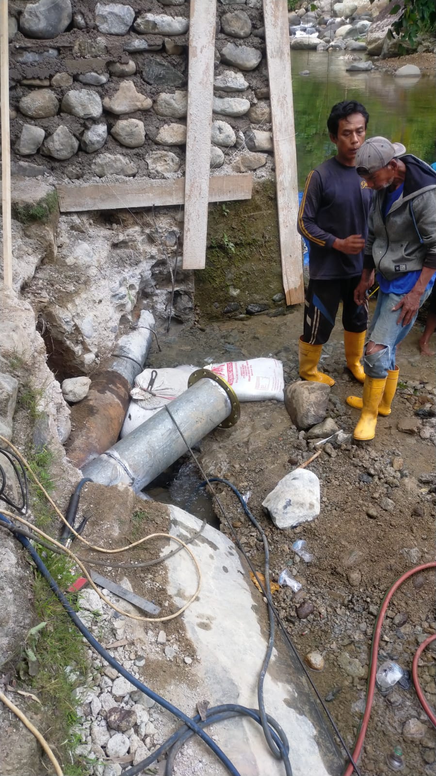 Tingkatkan Pelayanan:&nbsp; Pekerja sedang melakukan koneksi pipa di IPA Guo Kuranji Jumat (27/9). Upaya ini untuk memaksimalkan tangkapan air untuk diolah dan didistribusikan kepada pelanggan Perumda Air