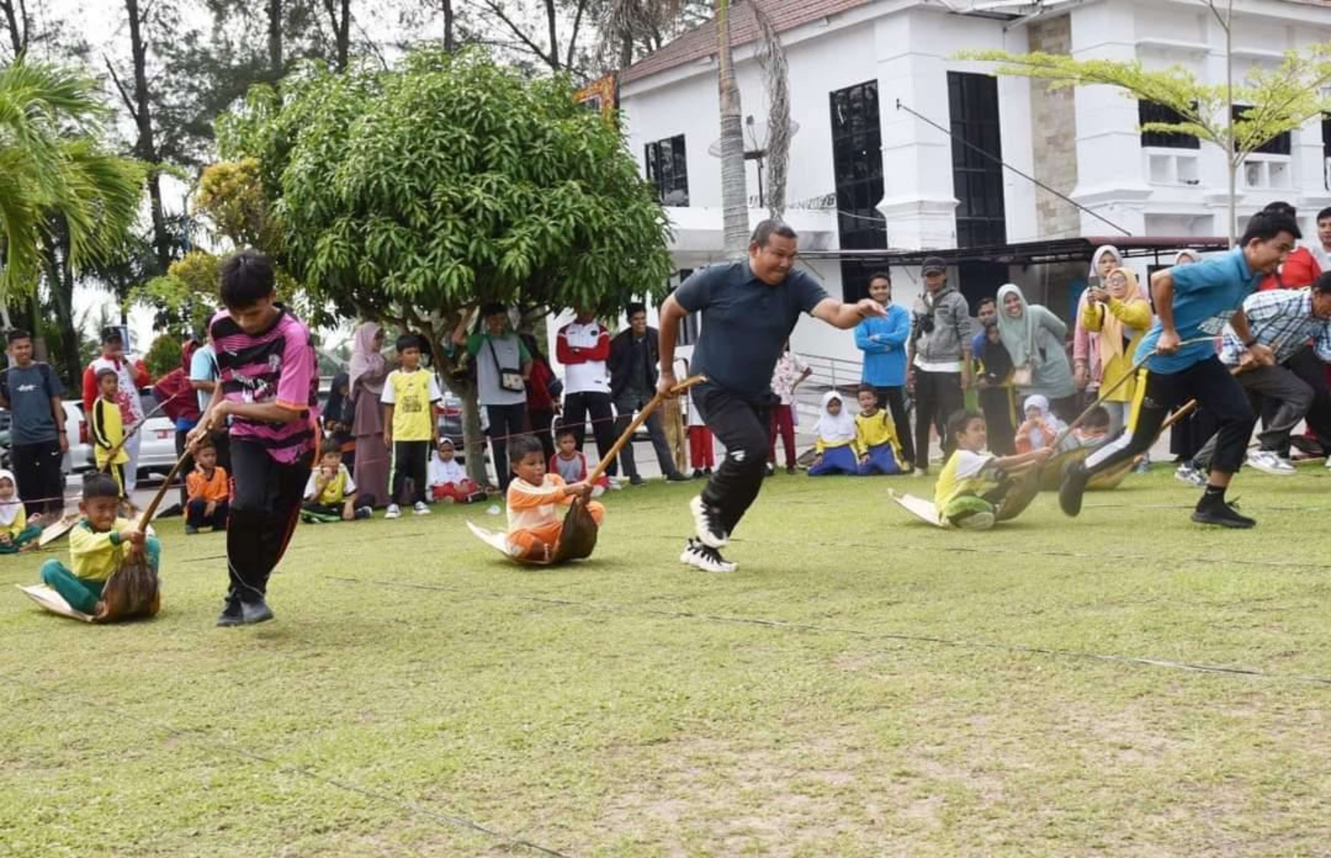 MERIAH: Disdikpora Pariaman mengadakan olahraga tradisional tingkat SD se-Kota Pariaman untuk memperingati Harganas. (DISKOMINFO PARIAMAN)