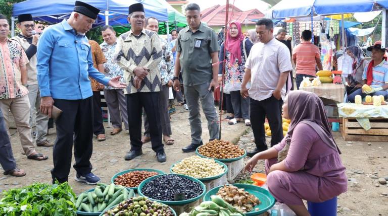 Pedagang di Pasar Sungai Lumai, Kecamatan Asam Jujuhan, Kabupaten Dharmasraya.