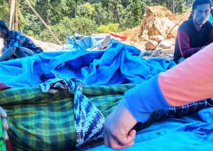 Korban longsor di tambang ilegal di Nagari Sungai Abu menunggu proses evakuasi. (Foto BPBD Kab Solok)