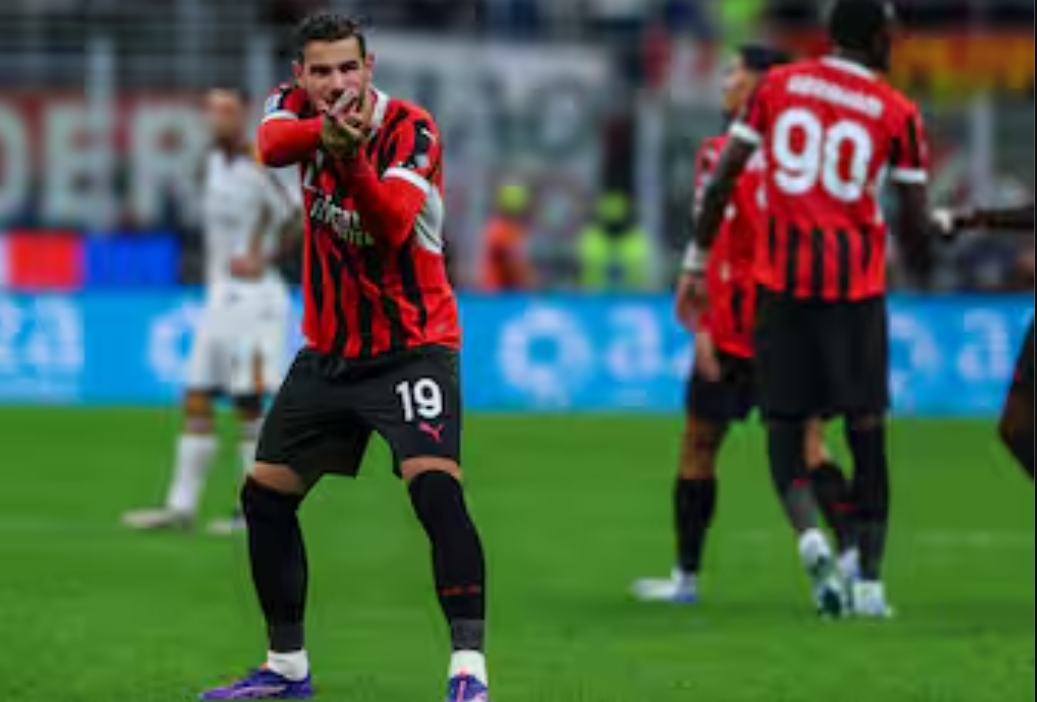 Penampilan impresif Theo Hernandez tidak hanya membawa Milan meraih kemenangan 3-0 atas Lecce, tapi juga mencatatkan sejarah menyamai rekor gol Paolo Maldini. (Foto: Sky.it)