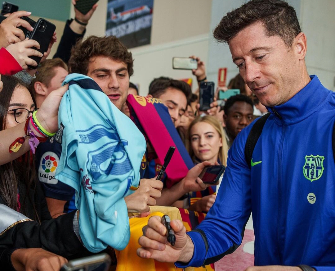 Robert Lewandowski menemui penggemarnya jelang laga Barcelona melawan Osasuna. (Foto: IG Barcelona)
