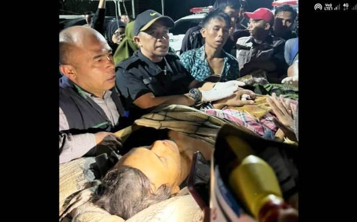 Salah seorang korban luka-luka yang berhasil dievakuasi dari lokasi tambang ke Posko, Sabtu (28/9) dinihari. (Foto BPBD Kab Solok)