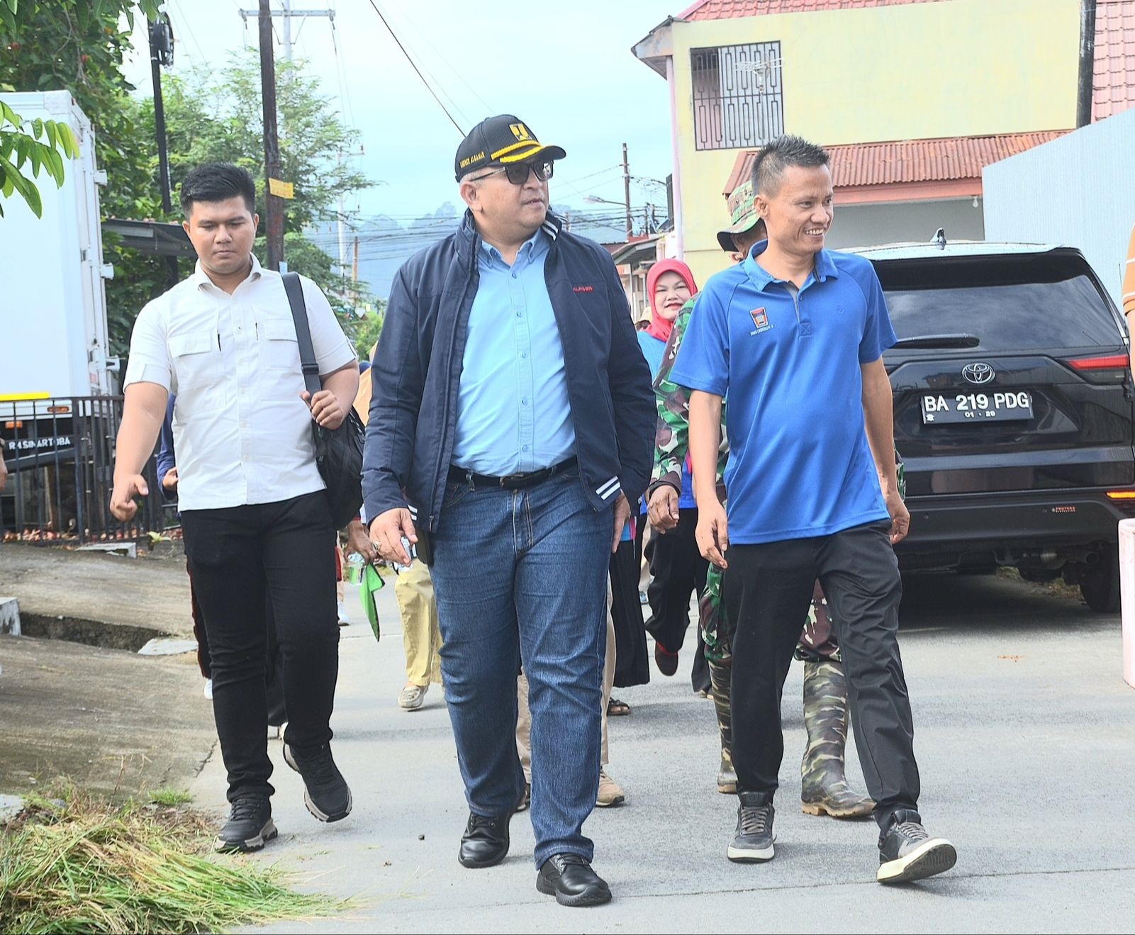 Pj Wali Kota Padang Andree Algamar meninjau pelaksanaan Padang Bagoro di Kompleks Jala Utama IV, RT 03 RW 10, Kelurahan Kotobaru Nan XX, Kecamatan Lubukbegalung.