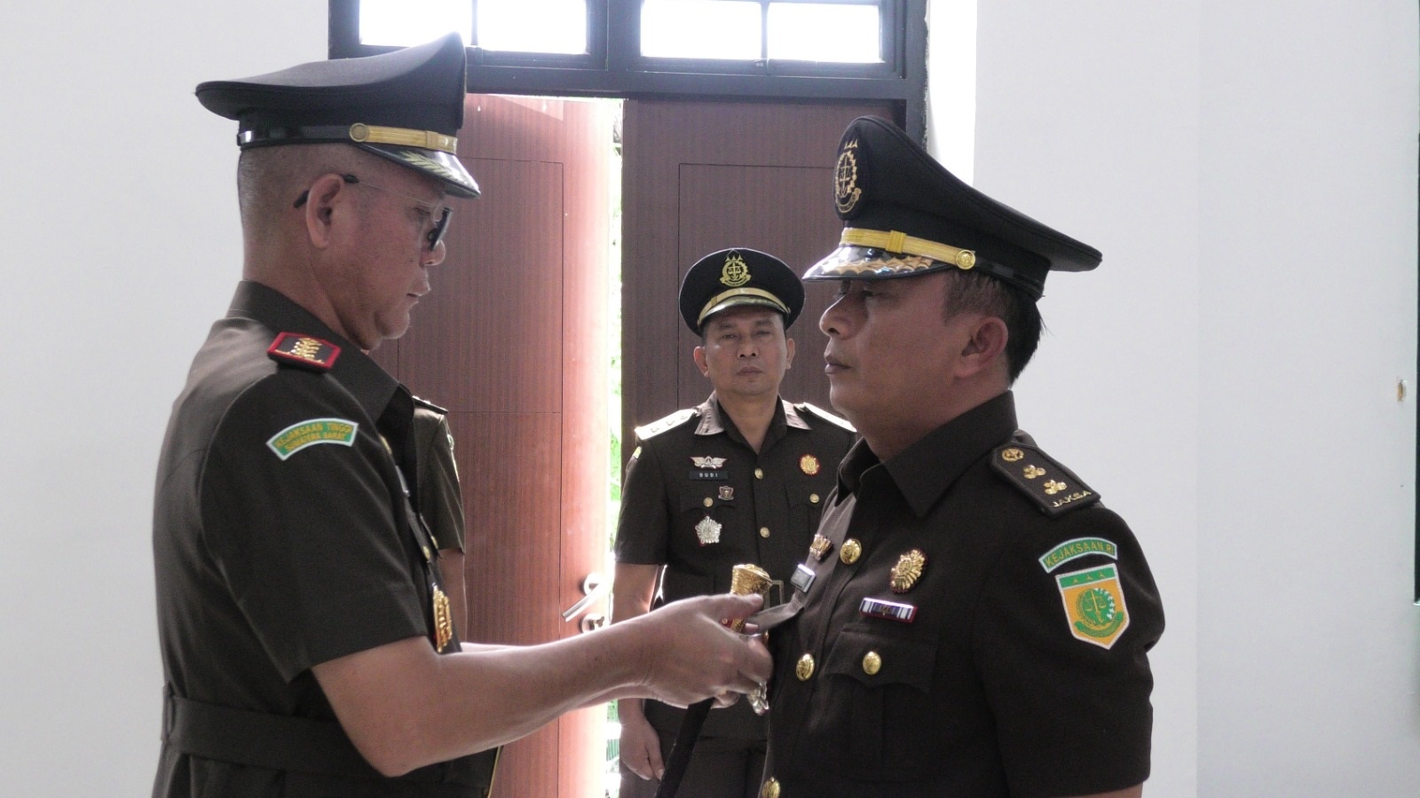 Kajari Padang Aliansyah melantik Kasi Intel yang baru Eriyanto usai Kasi Intel sebelumnya, Alfiandi dipromosikan ke Kejati Sumbar, Senin (30/9).