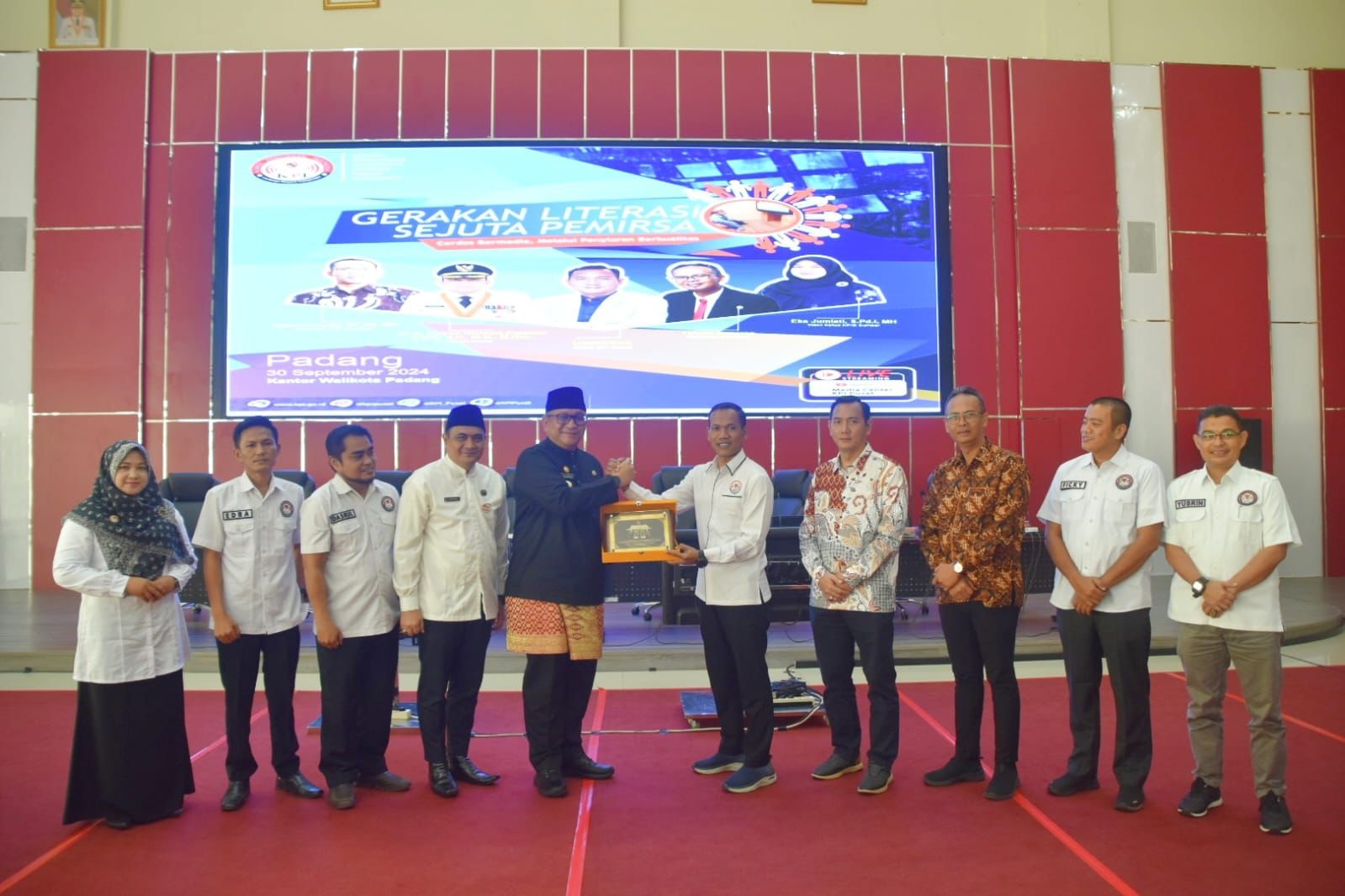 Pj Wako Padang Andree Algamar menyerahkan cenderamata kepada Ketua KPI Ubaidillah, Senin (30/9).