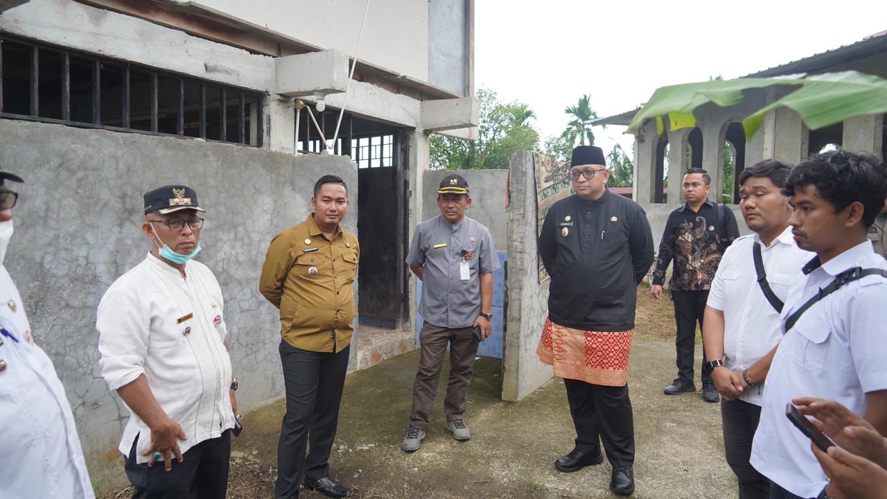 Pj Wako Padang Andree Algamar didampingi Kadis PUPR Tri Hadiyanto meninjau proses pengerukan saluran air di kawasan Kelurahan Dadok Tunggul Hitam, Senin (30/9).
