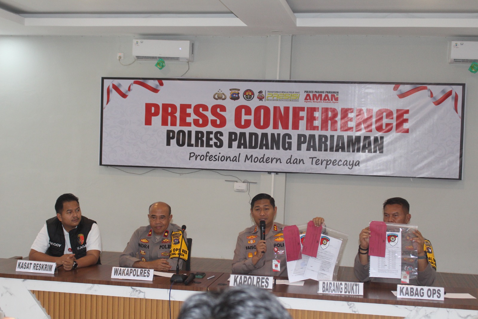 KASUS PEMBUNUHAN NIA: Kapolres Padangpariaman memperlihatkan barang bukti penetapan tersangka, dalam jumpa pers di Aula Polres Padangpariaman, Sabtu (28/9). (ARIS PRIMA G/PADEK)