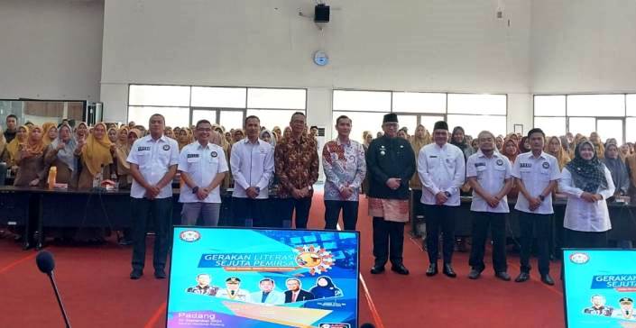 Gerakan Literasi Sejuta Pemirsa di Bagindo Aziz Chan, Aia Pacah, Senin (30/9/2024).