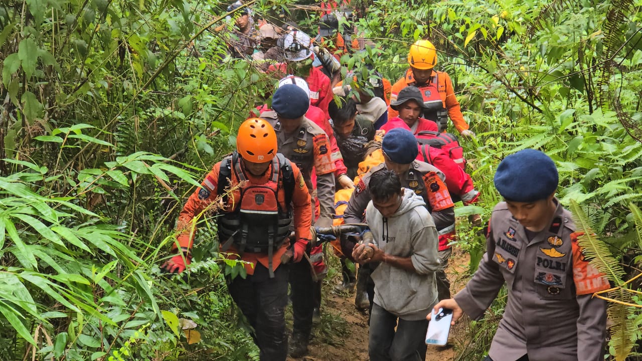 JALUR BERAT: Tim gabungan yang terdiri dari Basarnas, BPBD Kabupaten Solok, TNI, Polri, dan masyarakat mengevakuasi korban longsor tambang emas ilegal di Solok. (DOKUMENTASI BASARNAS)