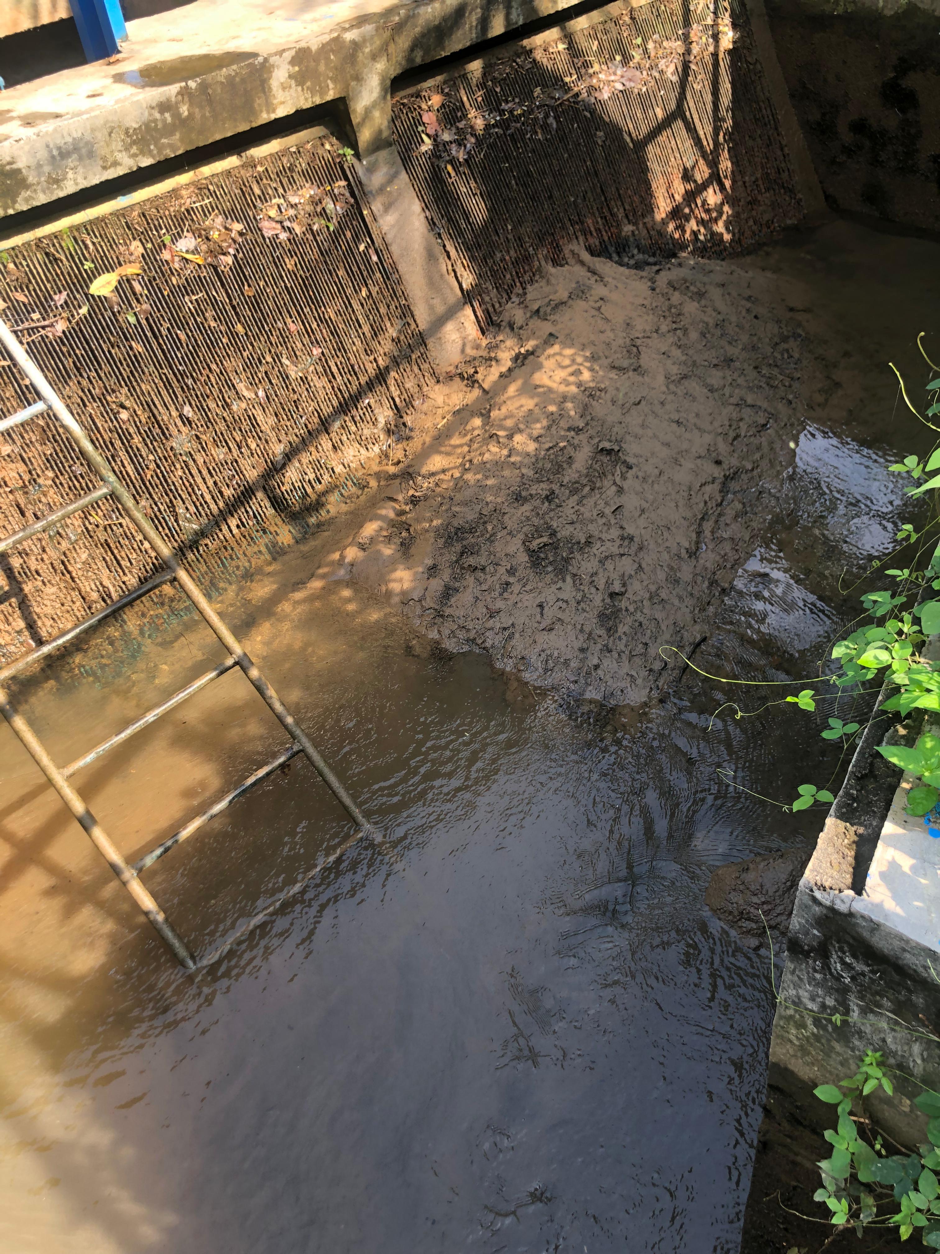 Sedimentasi di sungai intake Paluki yang akan dikeruk Rabu (2/10) pagi. Selama pengerjaan berlangsung akan terjadi pemutusan aliran air kepada pelanggan.