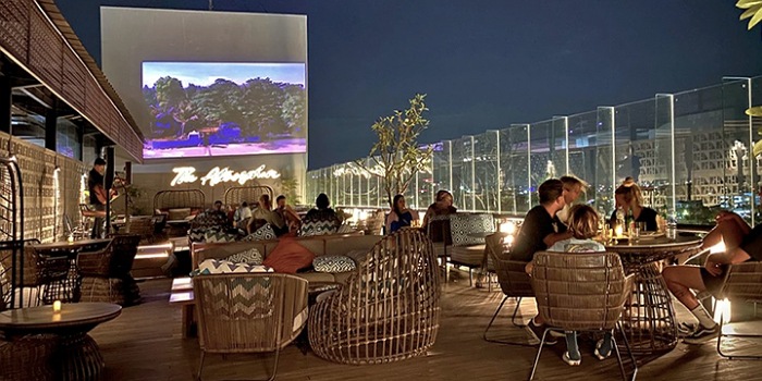The Atmosphere Skylounge, di Lt. 10 Hotel Santika Premiere Padang.