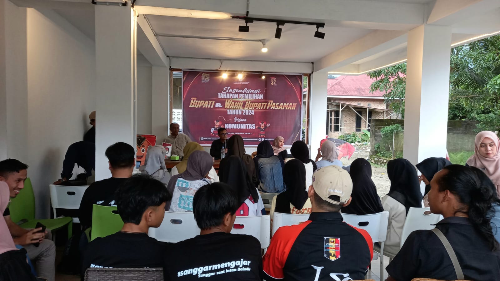 PENYALURAN INFORMASI: KPU Pasaman mengadakan sosialisasi tahapan pemilihan Bupati dan Wakil Bupati Pasaman di Andok Cafe, Lubuksikaping, Minggu (29/9). (KPU PASAMAN)