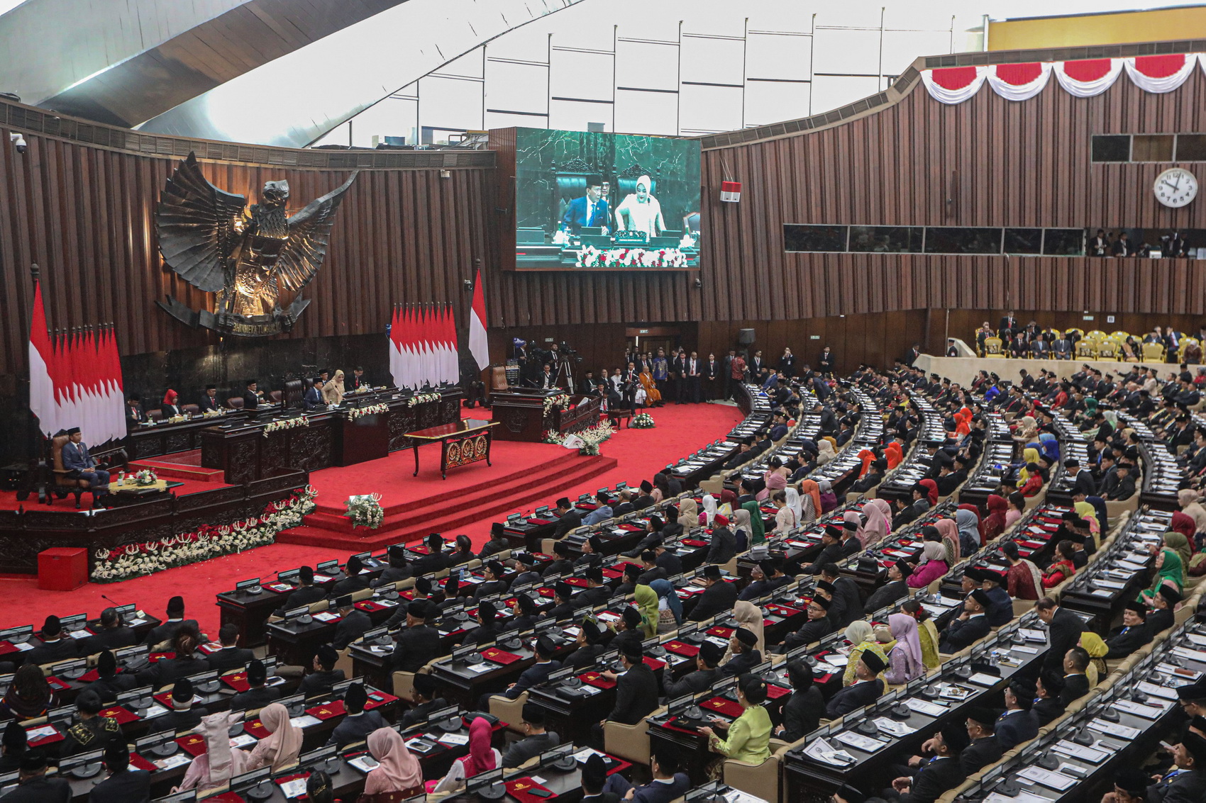 TAK ADA KEJUTAN: Sejumlah anggota DPR, DPD, dan MPR menunggu upacara pelantikan di Gedung Nusantara, Kompleks Parlemen, Senayan, Jakarta, Selasa (1/10). (SALMAN TOYIBI/JPG)