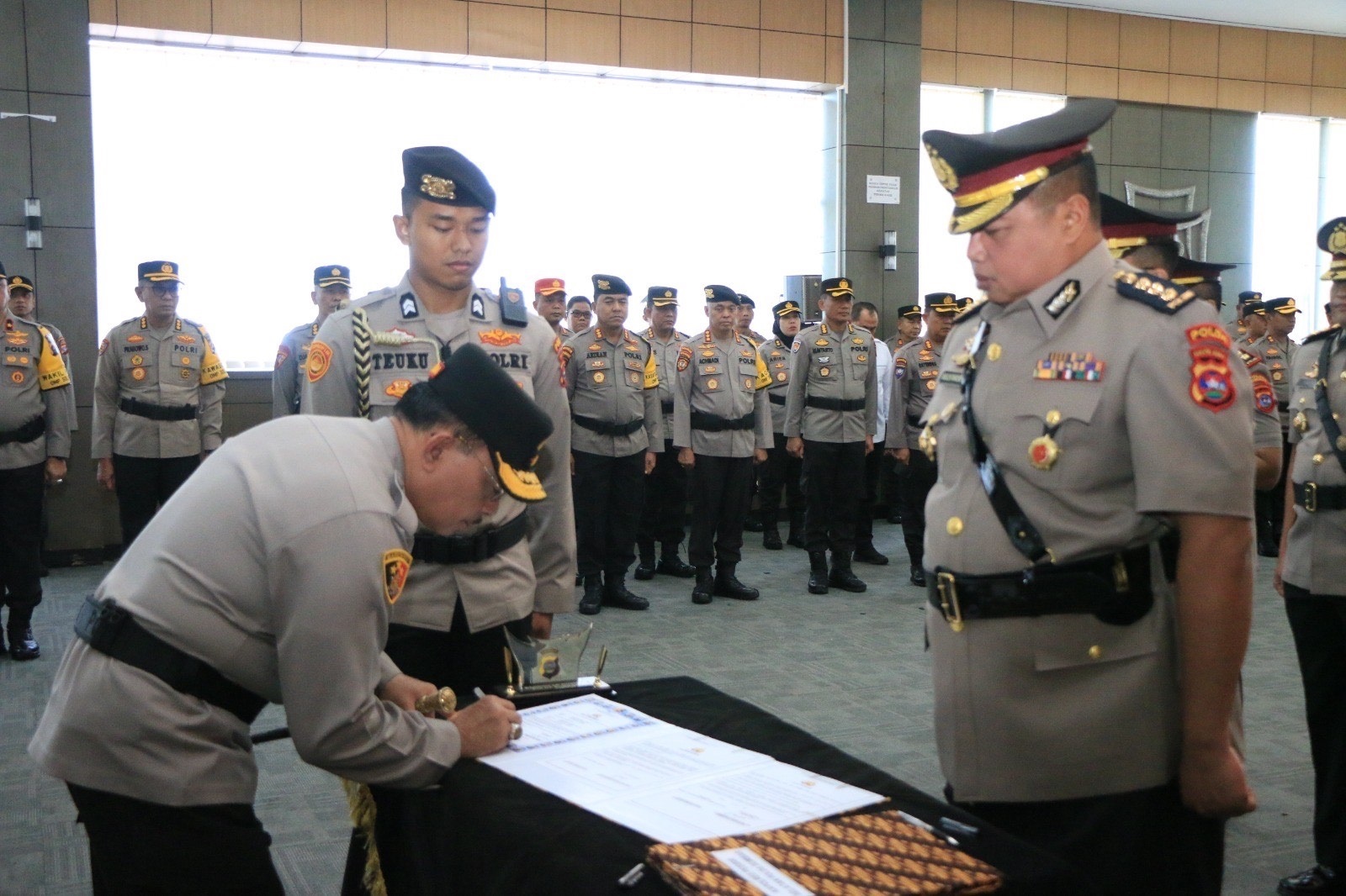 Kapolda Sumbar Irjen Pol Suharyono memimpin serah jabatan di wilayah Polda Sumbar, kemarin.