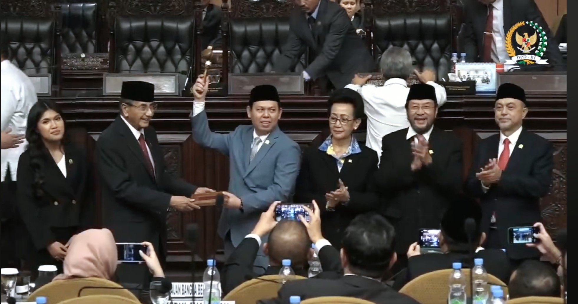 Ketua Sementara DPD RI Ismeth Abdullah menyerahkan palu sidang kepada Sultan Bachtiar Najamudin sebagai Ketua DPD RI 2024-2029. (Foto: YouTube DPD RI)