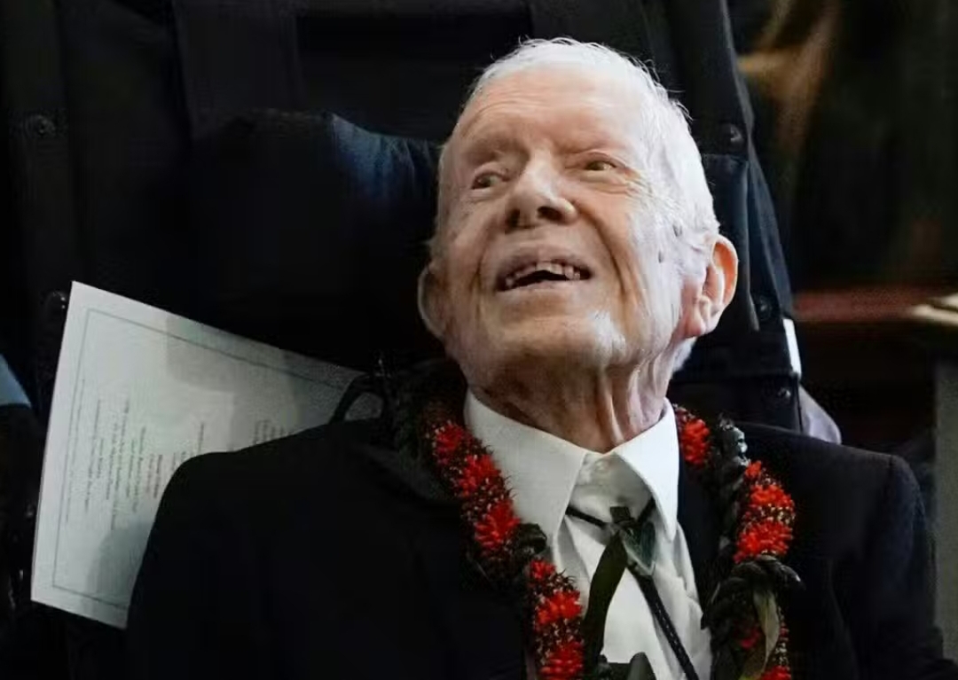 Mantan presiden AS Jimmy Carter setelah upacara pemakaman istrinya, mantan ibu negara Rosalynn Carter di Gereja Baptis Maranatha, di Plains, Georgia. (Foto File: AFP)