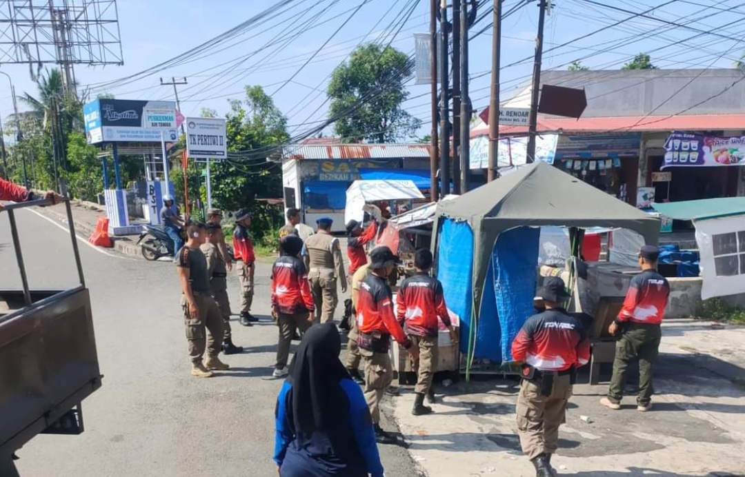 Penertiban pedagang kaki lima (PKL) yang masih berjualan di atas trotoar dan bahu jalan di kawasan Jalan Prof. Dr. Hamka, Kecamatan Padang Utara. (Foto: Humas Satpol PP Padang)