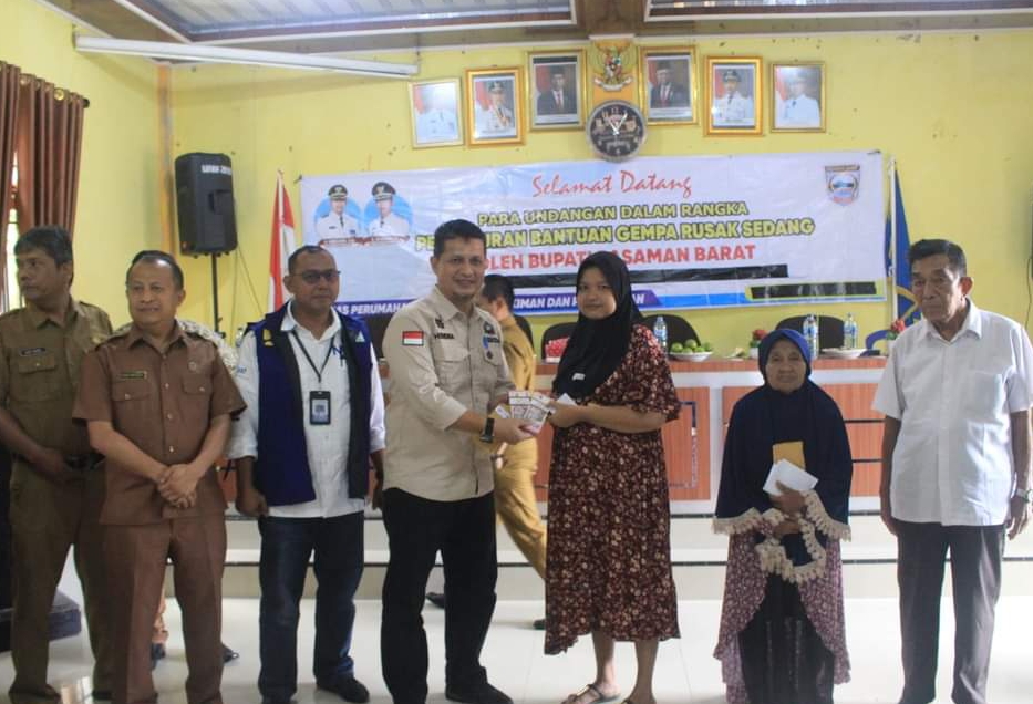 BANGKIT LAGI: Sekkab Pasbar Hendra Putra menyalurkan bantuan perbaikan rumah bagi korban gempa Pasbar di Kantor Wali Nagari Kajai, Selasa (1/10). (PEMKAB PASBAR FOR PADEK)