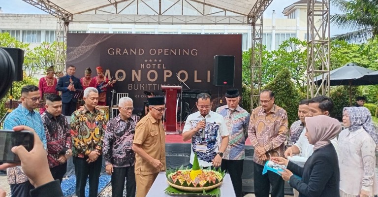 Pemotongan Tumpeng oleh Presiden Direktur PT Kata Selaras Bersama, Dr Rama Gusriyanto saat Grand Opening Monopoli Hotel Bukittinggi, Selasa (1/10/2024). Foto Rian Afdol/Padang Ekspres
