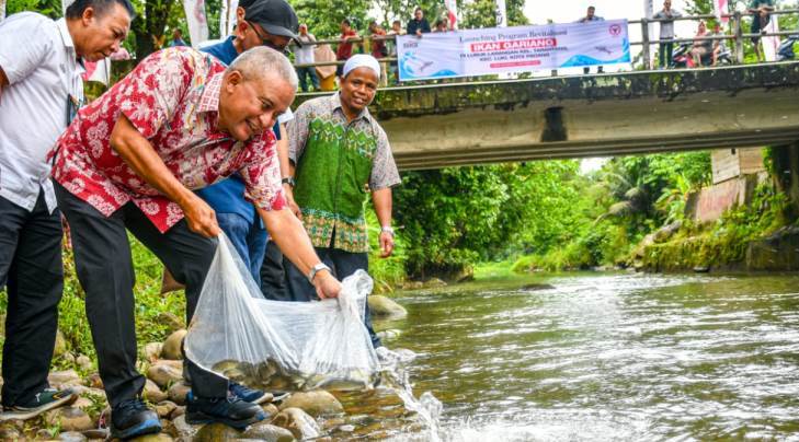 Direktur Keuangan & Umum PT Semen Padang, Oktoweri, melepas ribuan benih ikan gariang di Lubuk Larangan, Kelurahan Tarantang, Lubukkilangan, Selasa (1/10/2024).