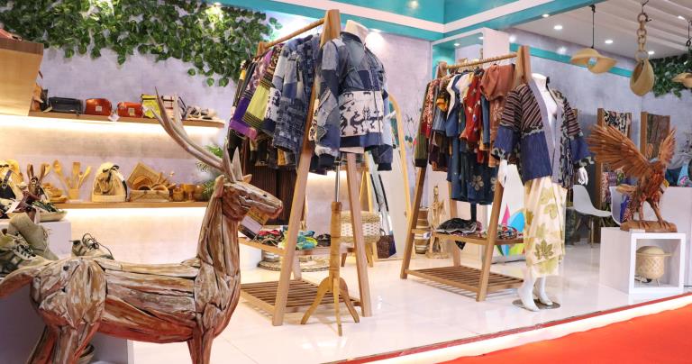Turut tampil di Inacraft 2024, Mitra binaan PLN, DW Studio mengkolaborasikan etnik dengan gaya kekinian menghasilkan fashion kontemporer dan beberapa produknya menggunakan bahan daur ulang.