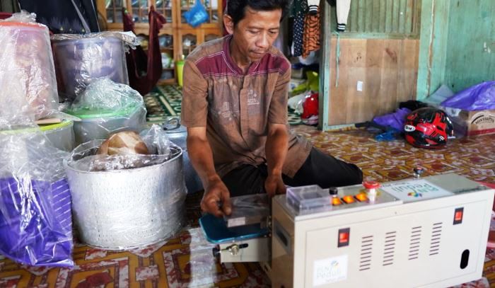 Syairillah, pelaku UMK di Kecamatan Martapura, Kabupaten Banjar, Kalimantan Selatan, dapat meningkatkan produktivitas usahanya yang bergerak di bidang makanan, setelah mendapatkan akses listrik PLN.