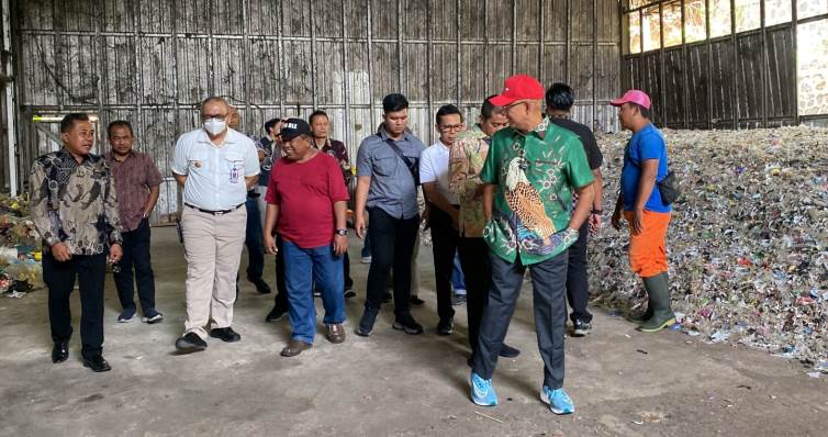Pj Wali Kota Padang Andree Algamar saat di TPST Patikraja, Desa Kedungrandu, Banyumas, Jawa Tengah, Rabu (2/10/2024).