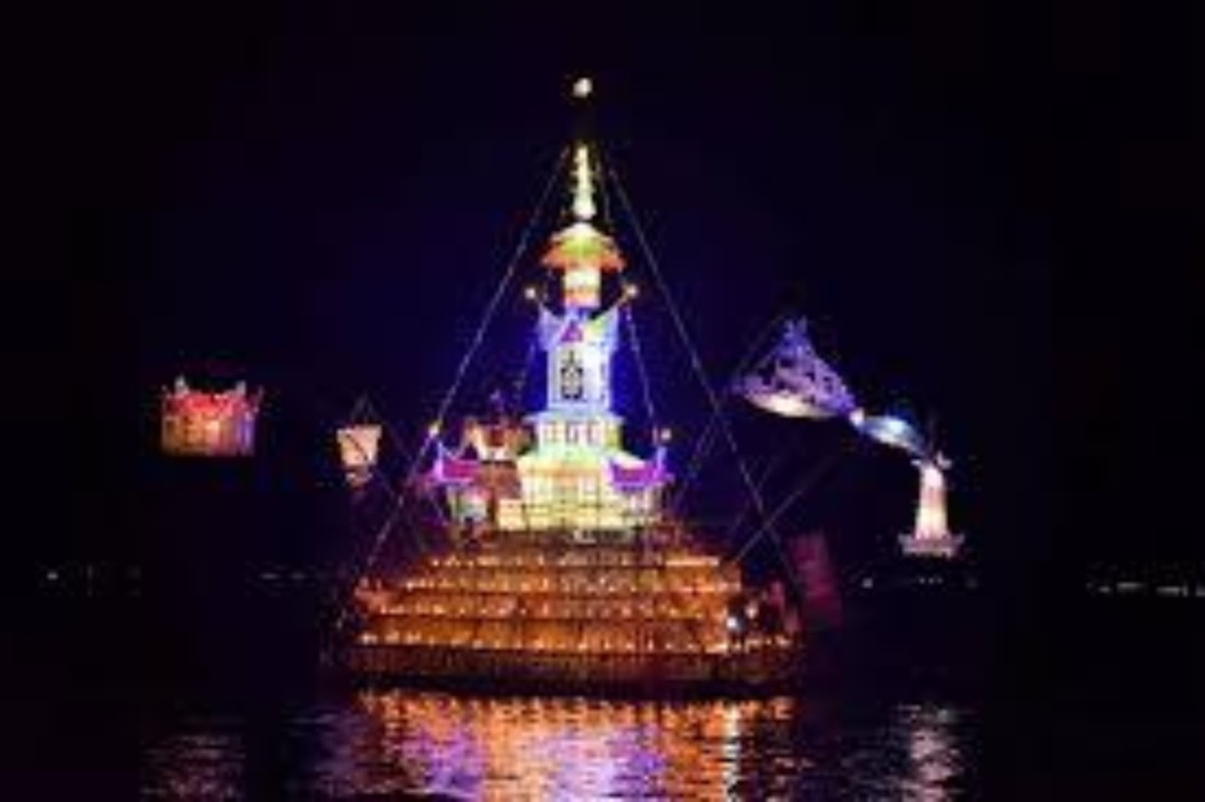 KEARIFAN LOKAL: Salah satu rakik-rakik yang tampil saat Festival Rakik-rakik di Danau Maninjau pada malam takbiran 1 Syawal 1445 Hijriah. (PEMKAB AGAM FOR PADEK)