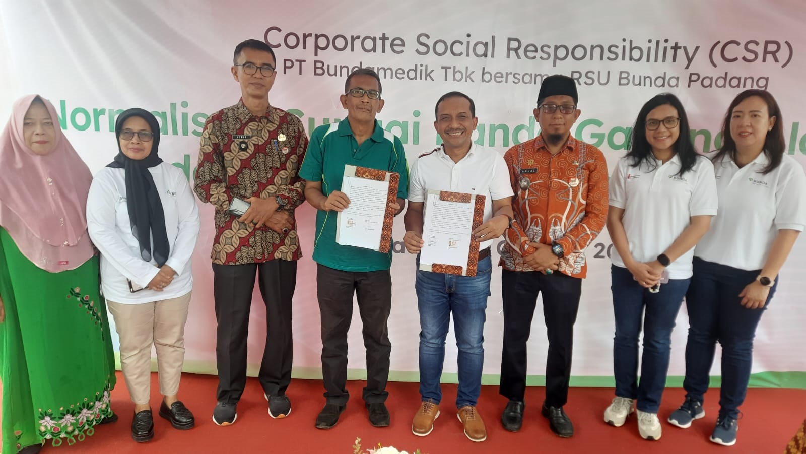 Penandatanganan kerja sama pengerjaan normalisasi Banda Gadang Alanglaweh oleh President Director PT Bundamedik Tbk Agus Heru Darjono dan Ketua KPS Sutan Jacky Brilliantika, Kamis (3/10).
