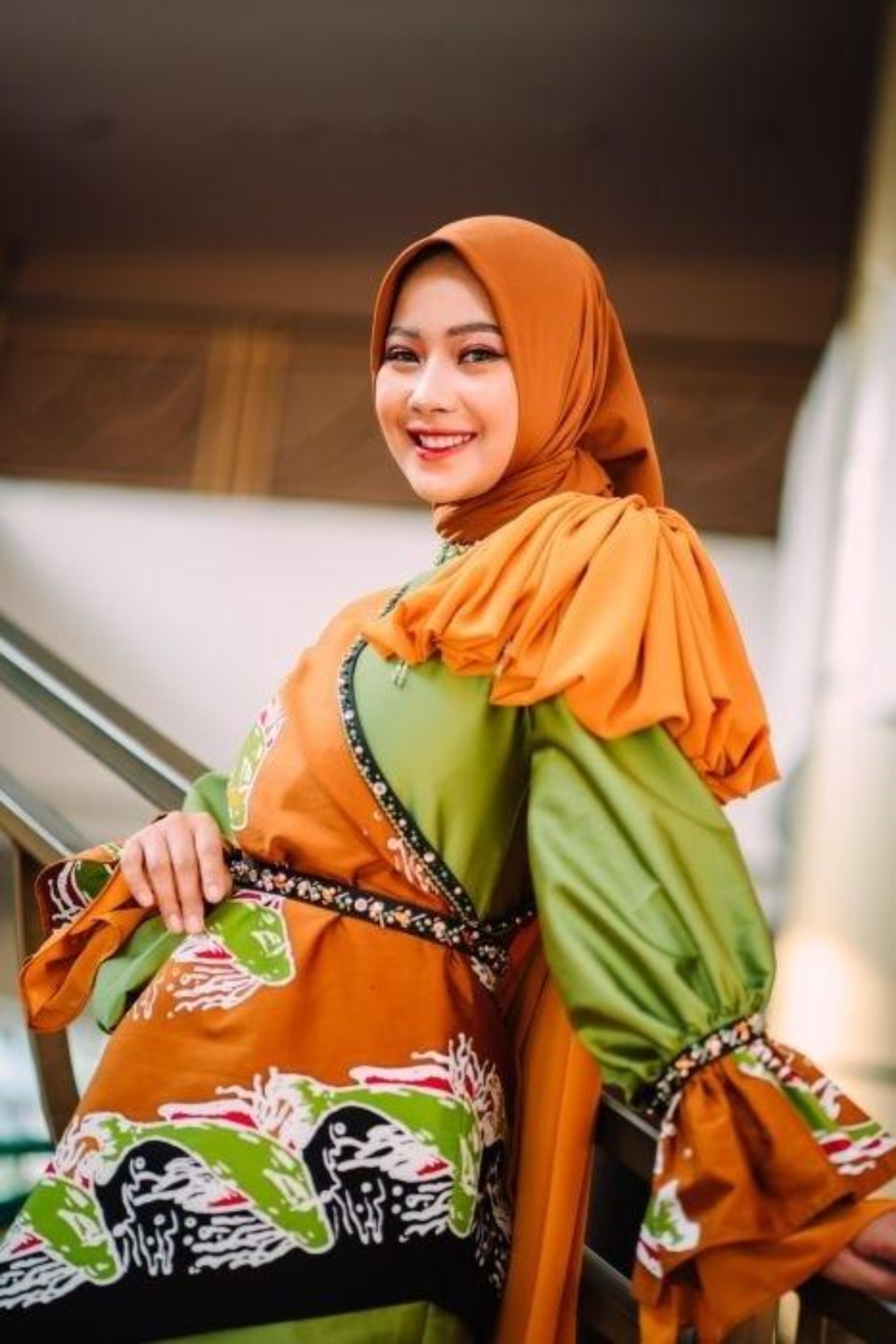 ANGGUN: Model Pekanbaru Cut Diana Putri mengenakan batik Riau motif ikan patin. (DOK CUTI DIANA PUTRI)