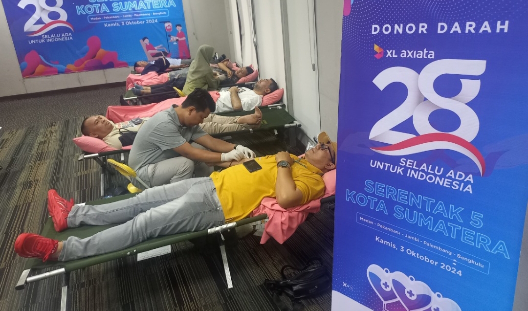 Menyambut HUT XL Axiata ke-28, karyawan XL Axiata menggelar aksi donor darah serentak 5 kota di Sumatera. (Foto: Corcom)