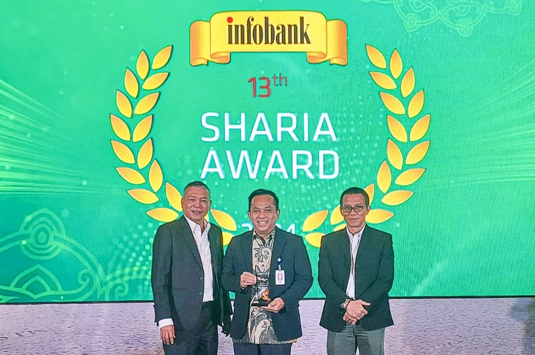Direktur Utama sekaligus Pjs Direktur Kredit dan Syariah Bank Nagari, Gusti Candra menerima penghargaan dari Chairman Infobank Media Group, Eko B. Supriyanto.(Foto: Humas)