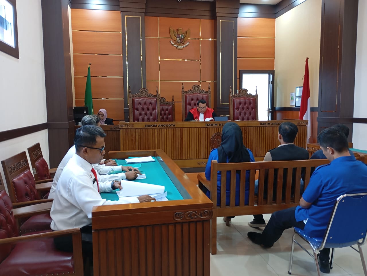10 pelanggar perda saat menjalani sidang tipiring di PN Padang, Kamis (3/10).