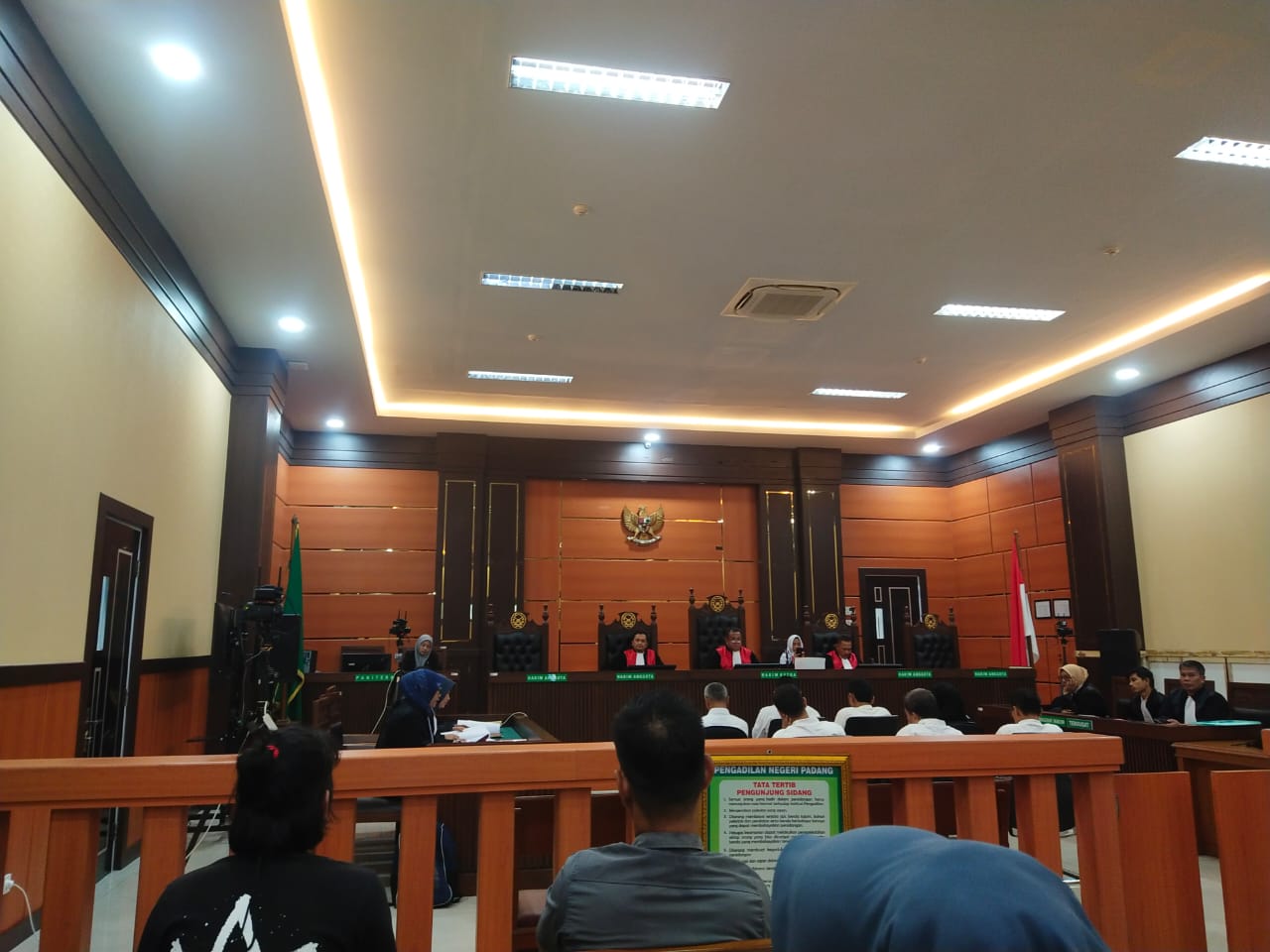 Suasana sidang perdana 7 terdakwa kasus korupsi alat SMK di Disdik Sumbar, Kamis (3/10).