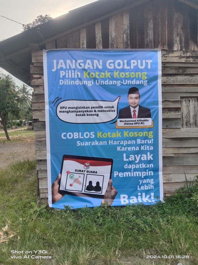 Spanduk ajakan memilih kotak kosong yang memuat foto Ketua KPU RI di Dharmasraya.