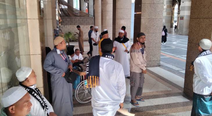 Tampak beberapa orang jamaah Umrah Indonesia merokok di halaman di sebuah hotel di Madinah, Arab Saudi. (Foto Endang Pribadi)
