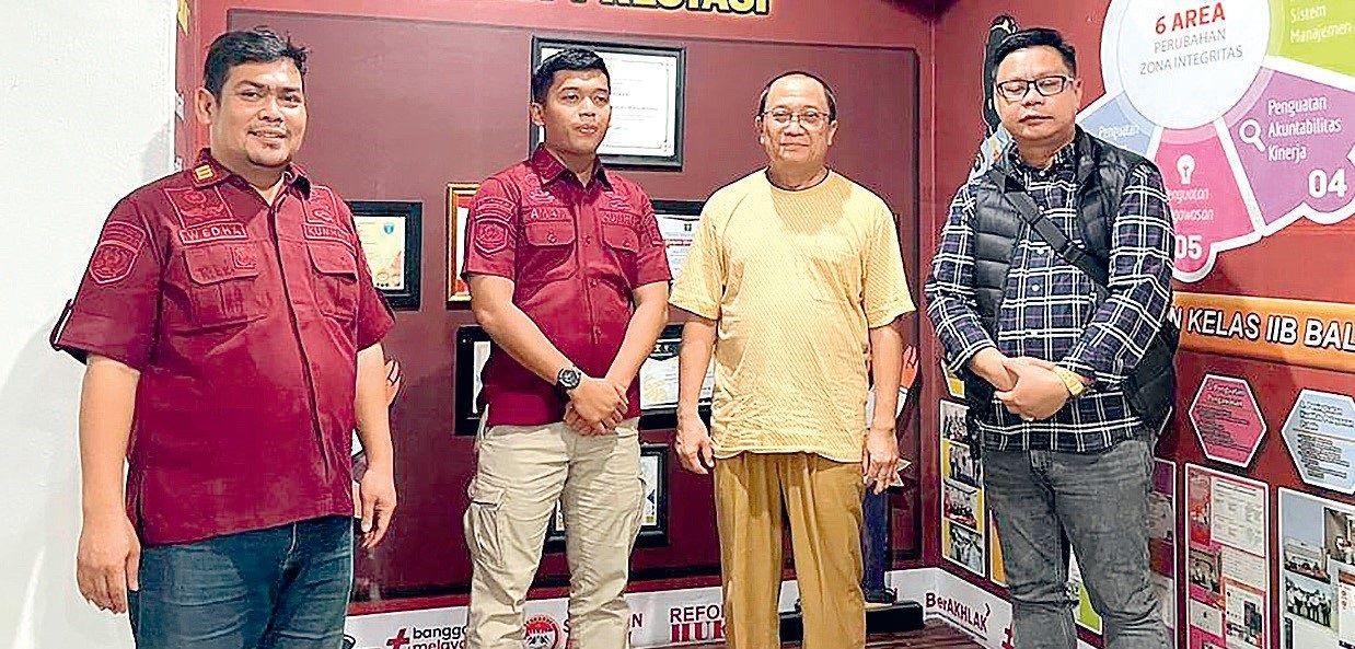 KOOPERATIF: Satuan Tugas SIRI Kejagung RI mengamankan mantan Direktur Jawa Pos Group Zainal Muttaqin, Rabu (2/10). (DOKUMENTASI KEJAGUNG)