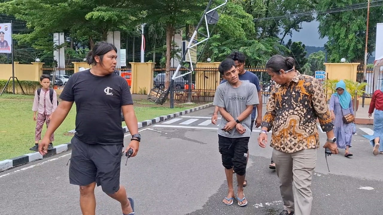 Pelaku curanmor yang sempat kabur ke Malaysia tak berkutik saat dibawa ke Mapolresta Padang, Jumat (4/10).