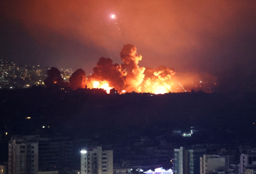 Asap dan api membubung di pinggiran selatan Beirut setelah serangan jet tempur Israel. (Foto: Amr Abdallah Dalsh/Reuters)